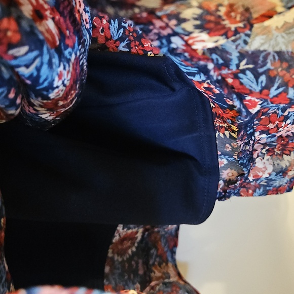 Gilli Floral Shear Sleeve Keyhole Back Tunic Blouse. NWT - Picture 5 of 8